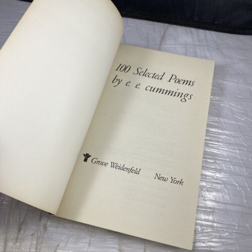 100 Selected Poems by E.E. Cummings Poetry Paperback Vintage Grove Press, Inc.