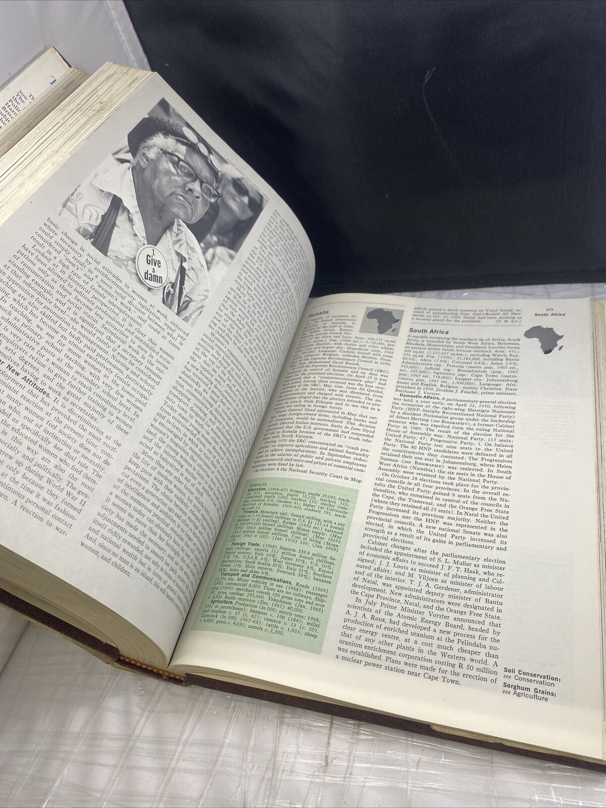 Britannica Book Of The Year 1971 Edition HC/DJ -U.S. Census Opinion Polls Graphs