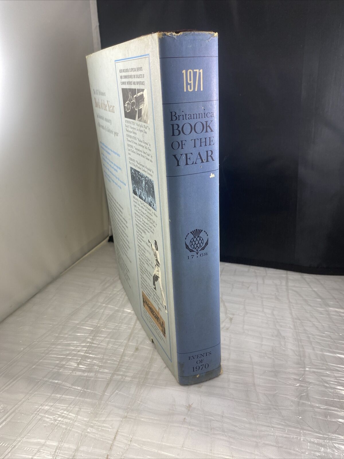 Britannica Book Of The Year 1971 Edition HC/DJ -U.S. Census Opinion Polls Graphs