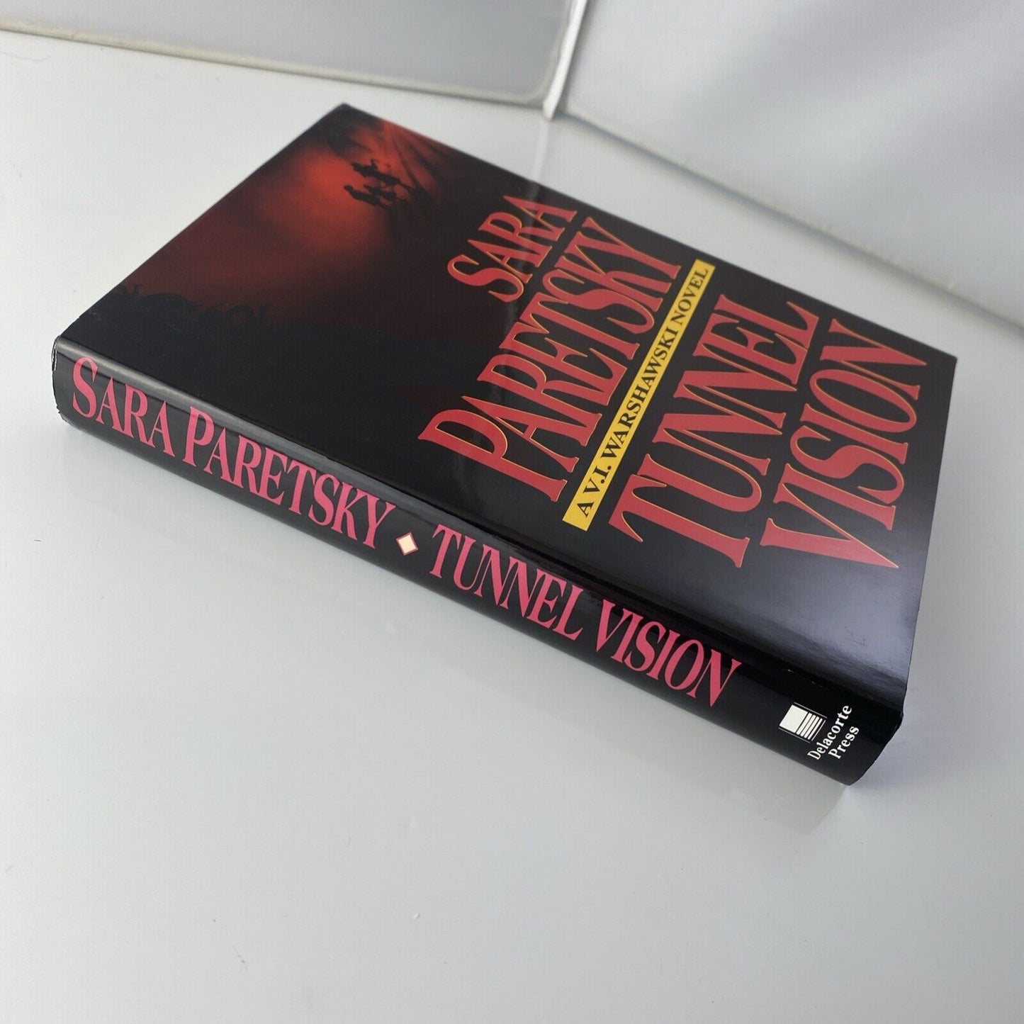 A V. I. Warshawski.: Tunnel Vision by Sara Paretsky (1994, Hardcover) Book Club
