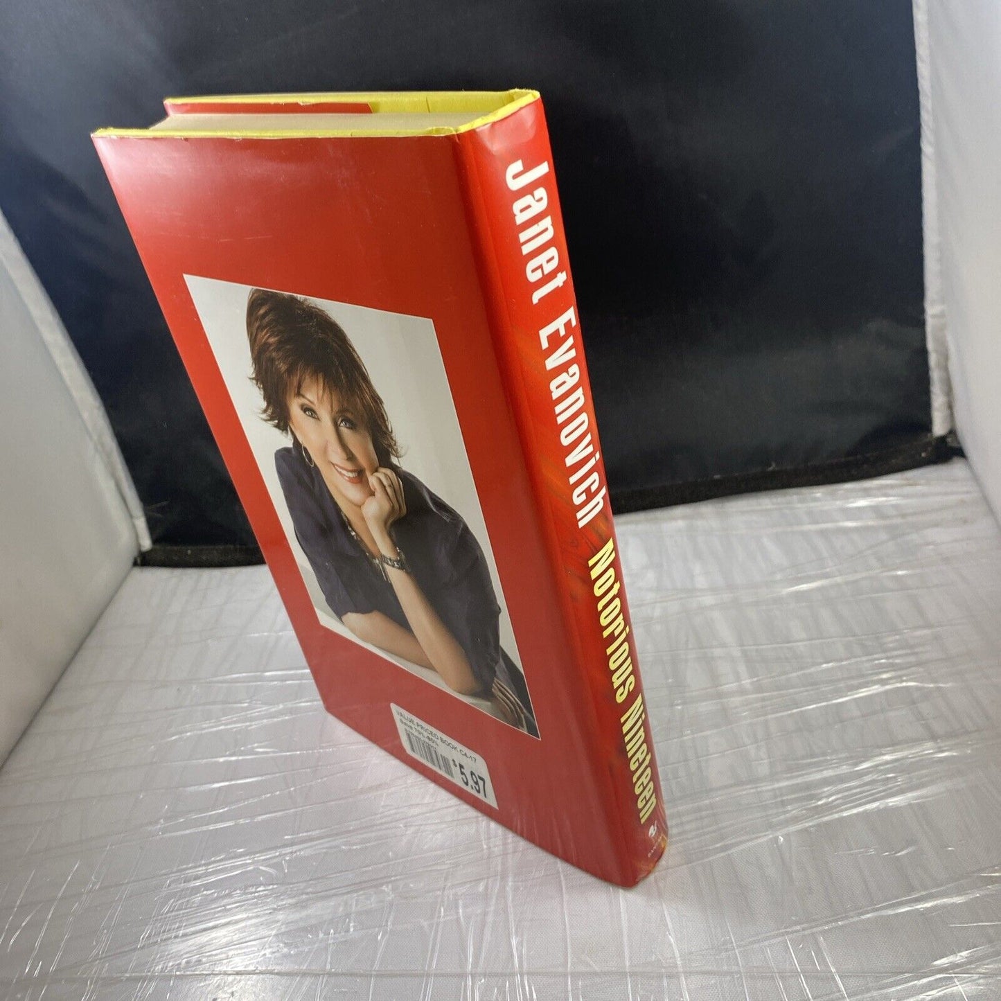 Notorious Nineteen : A Stephanie Plum Novel by Janet Evanovich Very Good!