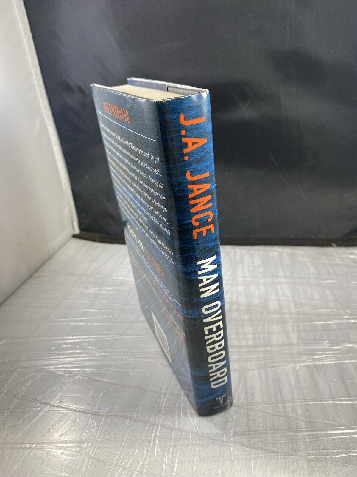 Man Overboard: An Ali Reynolds Novel (Ali Reynolds Series) - Hardcover VERY GOOD