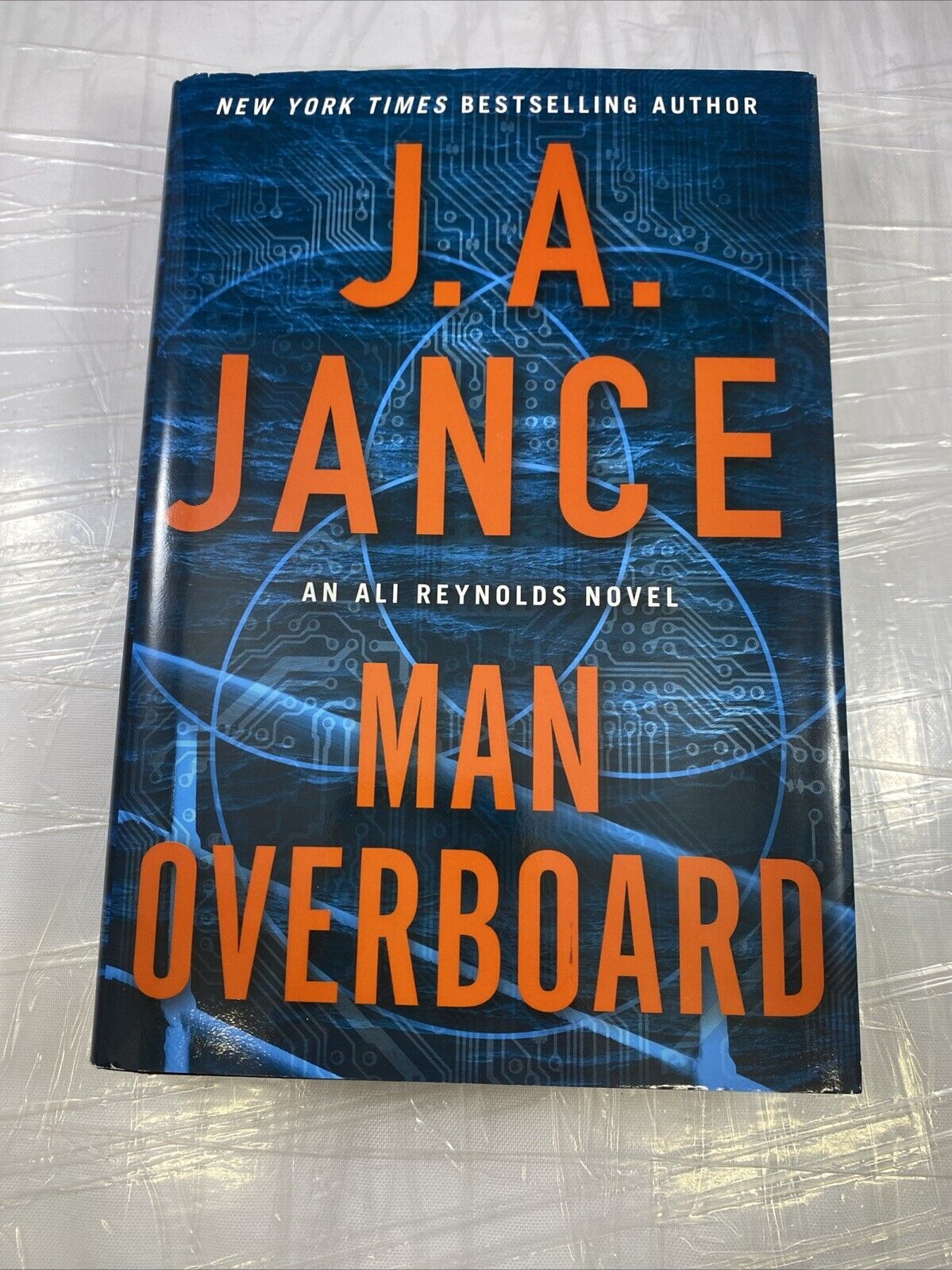 Man Overboard: An Ali Reynolds Novel (Ali Reynolds Series) - Hardcover VERY GOOD