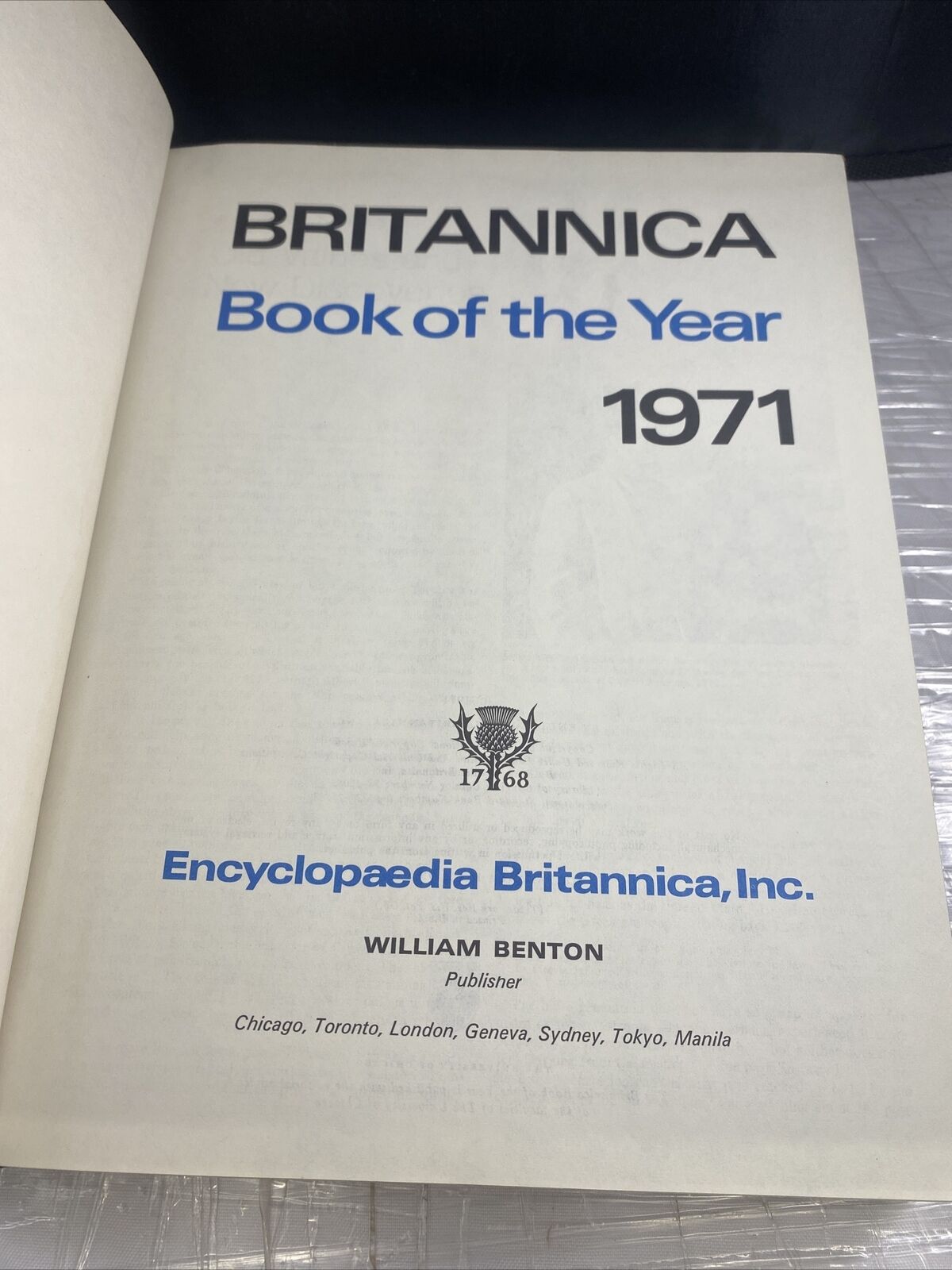 Britannica Book Of The Year 1971 Edition HC/DJ -U.S. Census Opinion Polls Graphs