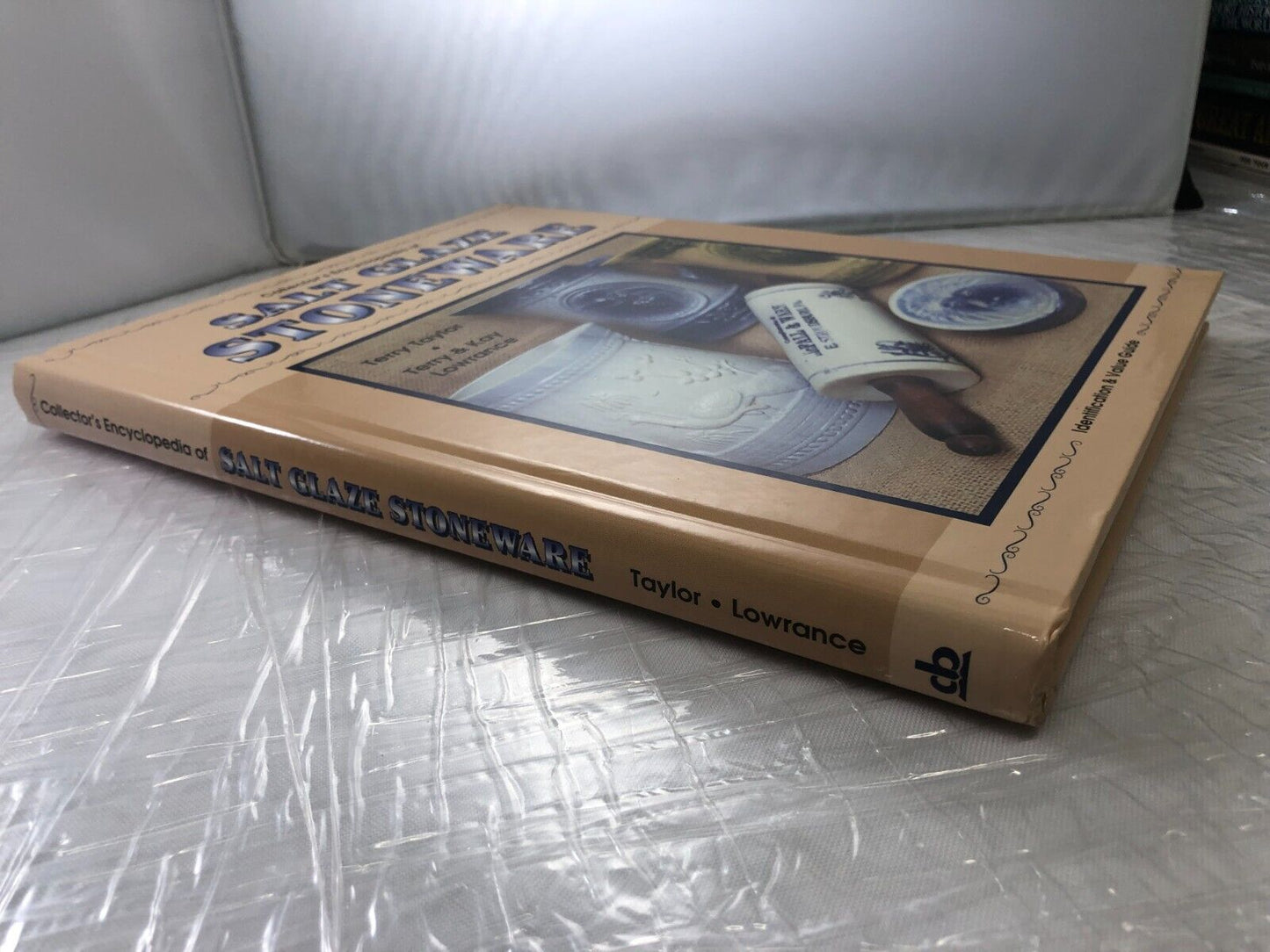 SALT GLAZE STONEWARE - A COLLECTORS ENCYCLOPEDIA - TERRY TAYLOR - Great Book