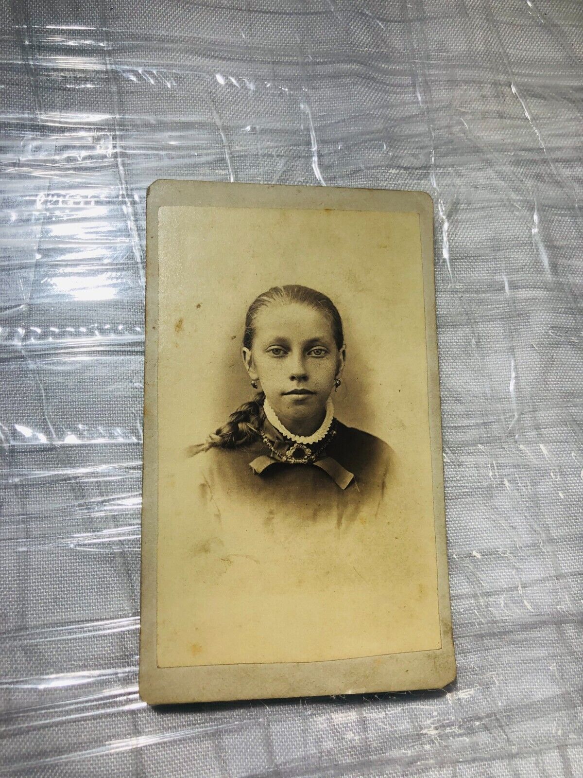 Novelty 1890 Cabinet Card of a pretty girl with jewelry St. Louis MO Photobooth