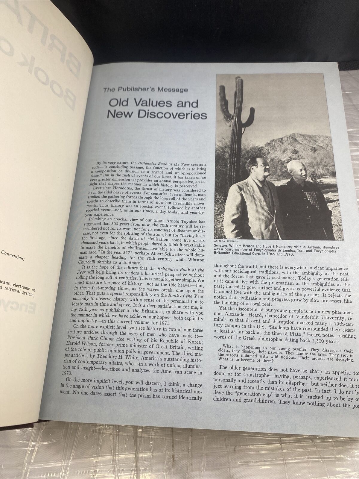 Britannica Book Of The Year 1971 Edition HC/DJ -U.S. Census Opinion Polls Graphs