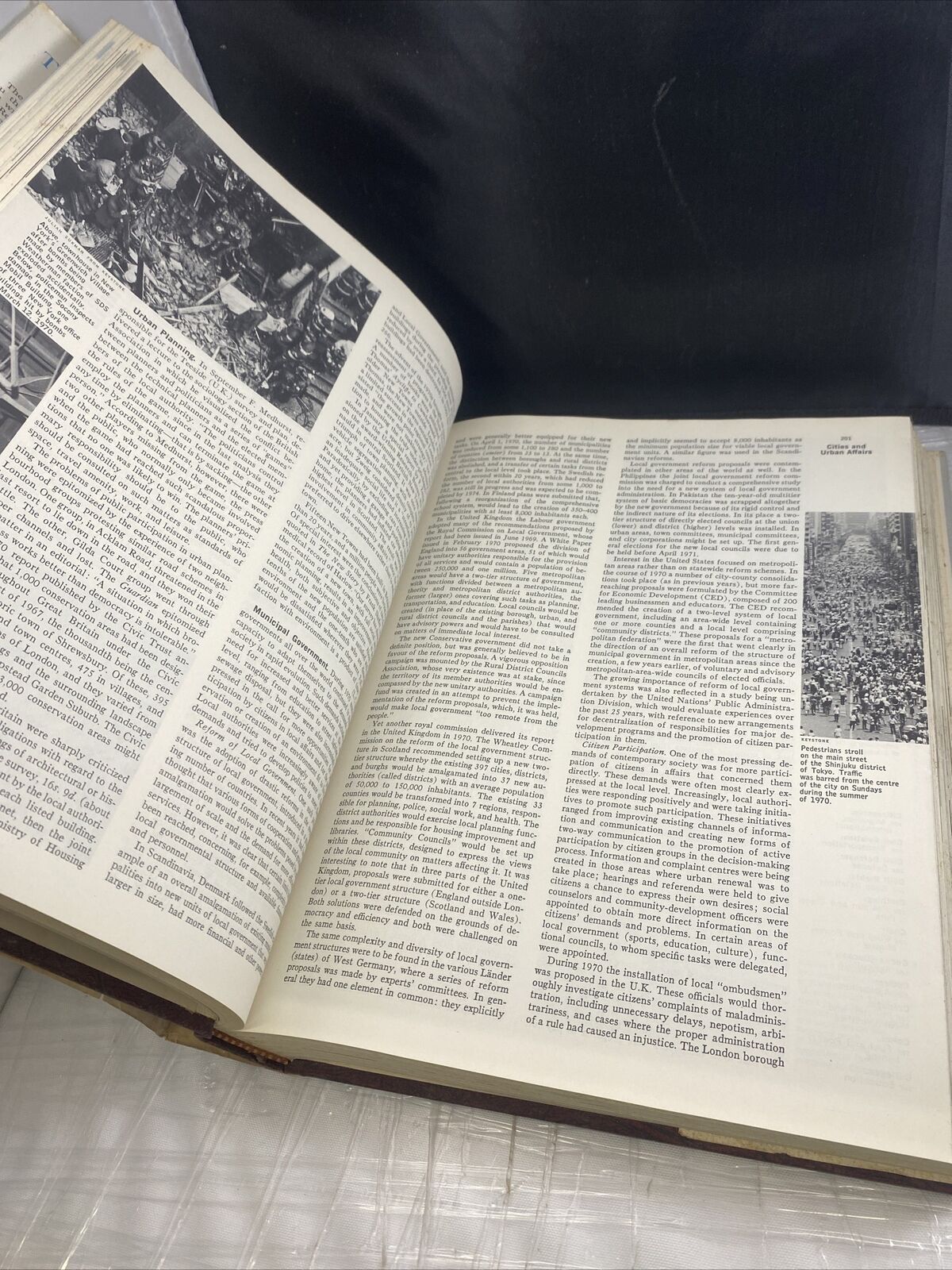 Britannica Book Of The Year 1971 Edition HC/DJ -U.S. Census Opinion Polls Graphs