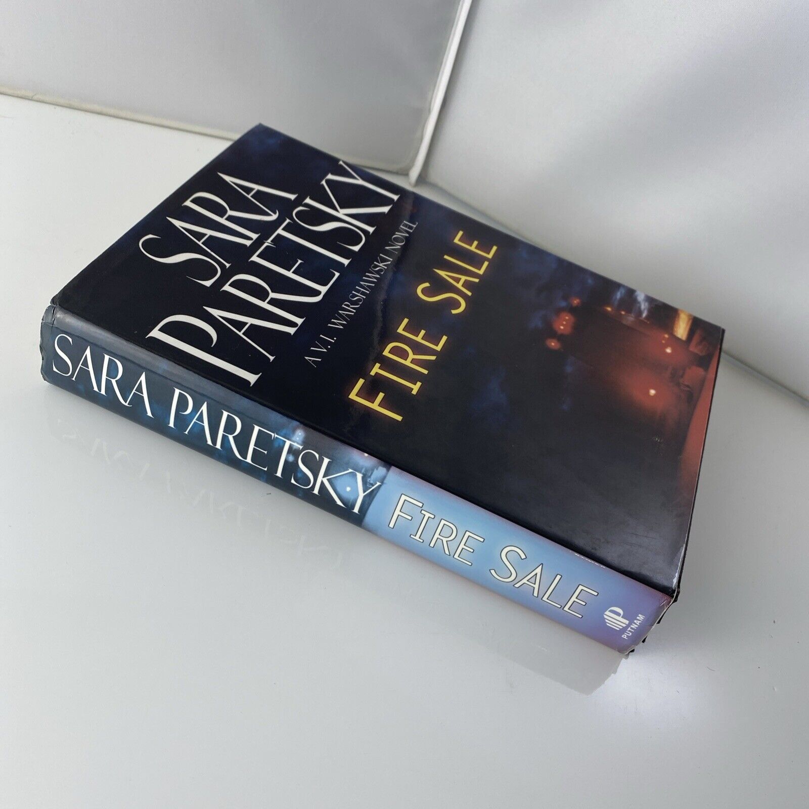 Fire Sale [V.I. Warshawski Novels] Paretsky, Sara  Very Good Book Club Ed