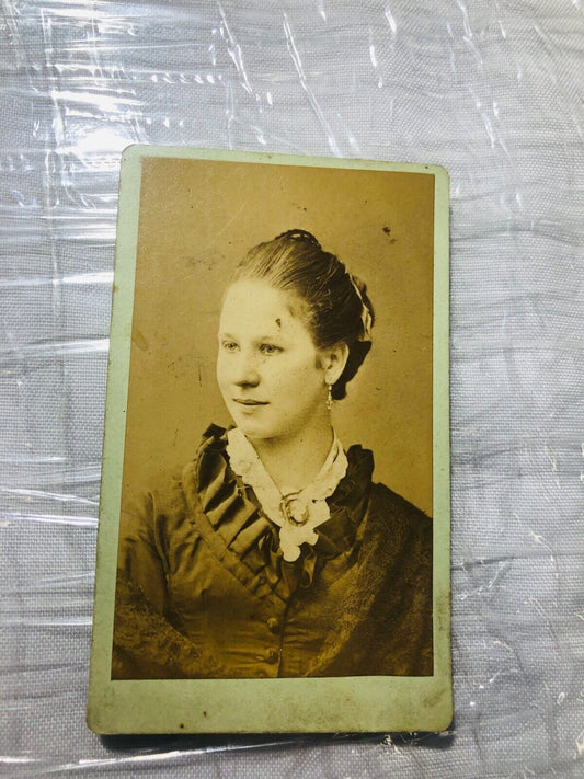 Novelty 1890 CabinetCard Young Woman in dress jewelry St. Louis MO Photobooth