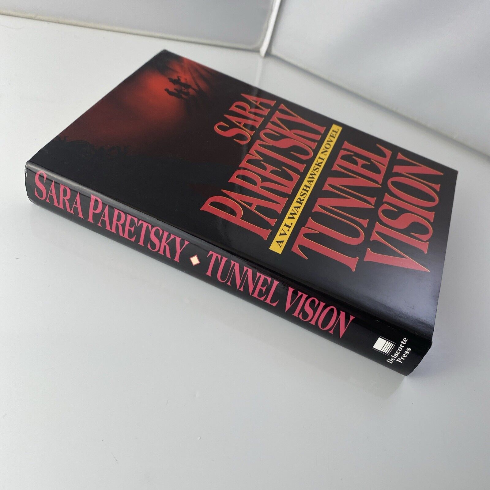 A V. I. Warshawski.: Tunnel Vision by Sara Paretsky (1994, Hardcover) Book Club