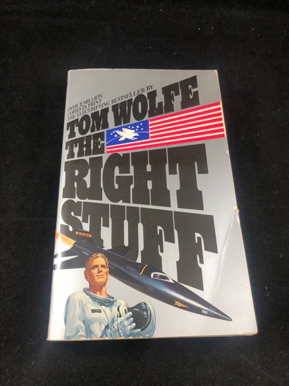 The Right Stuff by Tom Wolfe Bantam book paperback. see pics