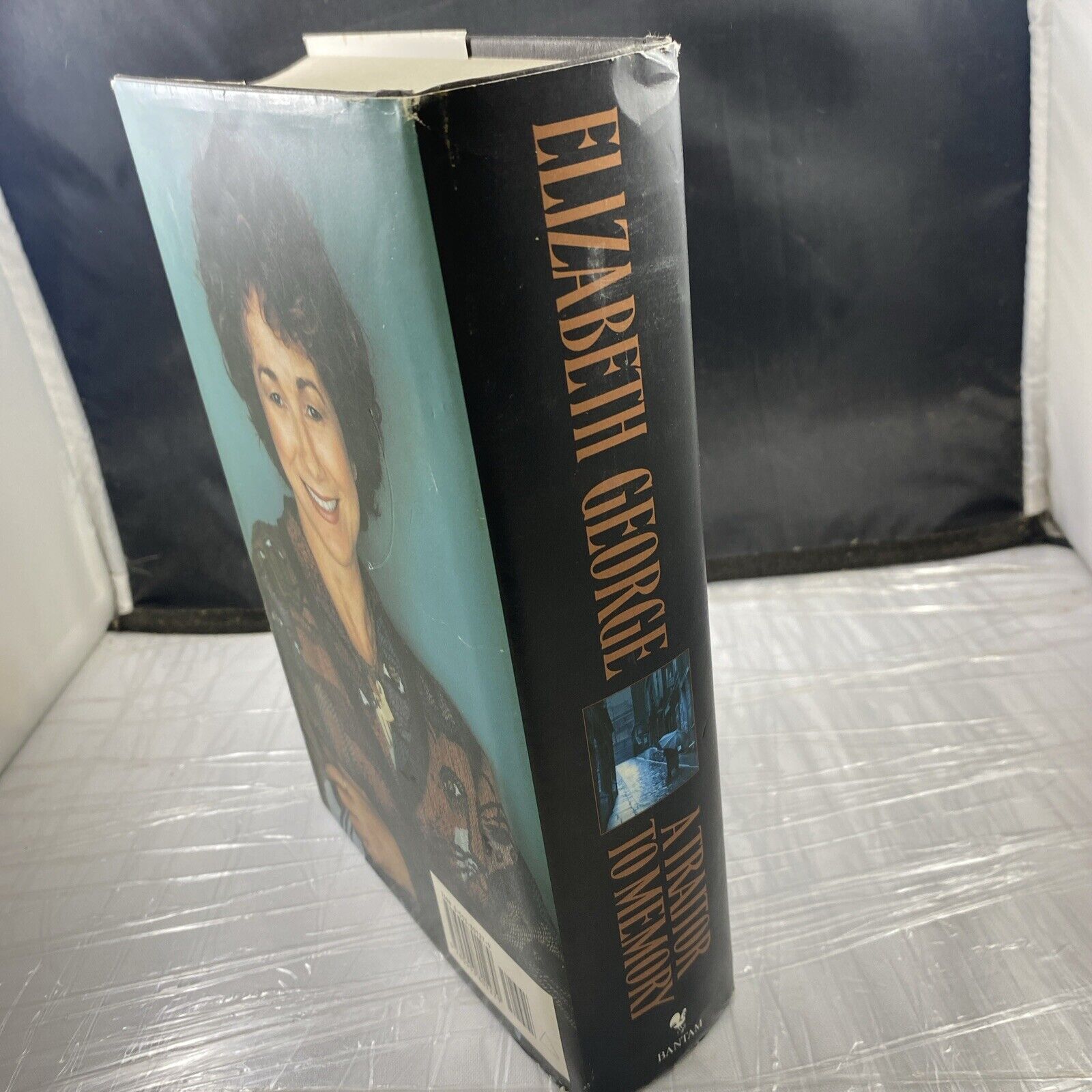 HC Bk w DJ: A TRAITOR TO MEMORY, Elizabeth George 2001 1st Edit., 1st Print VGC