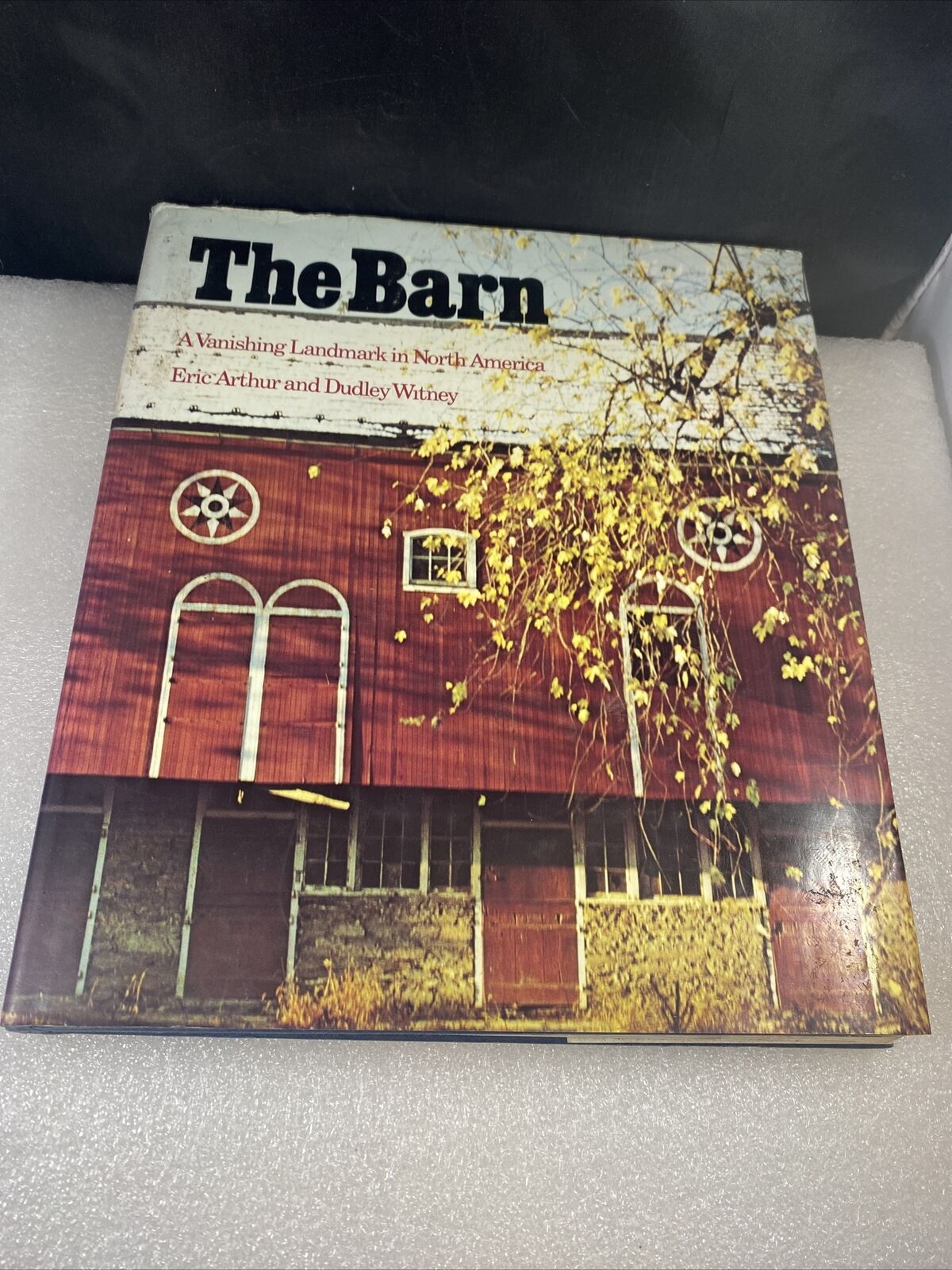 The Barn A Vanishing Landmark in North America Vintage 80s Hardcover Pictures