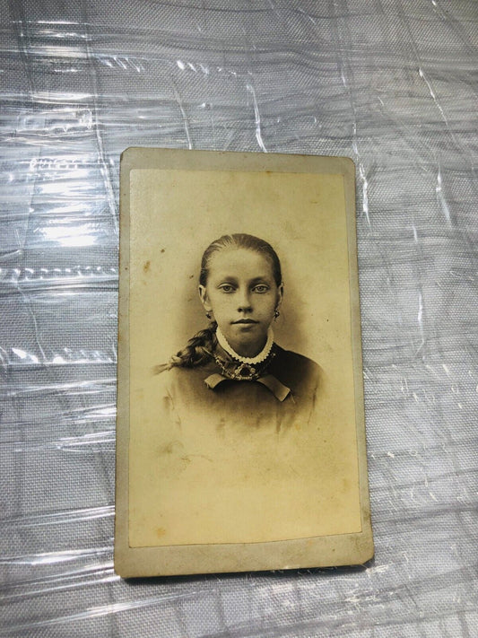 Novelty 1890 Cabinet Card of a pretty girl with jewelry  St. Louis MO Photobooth