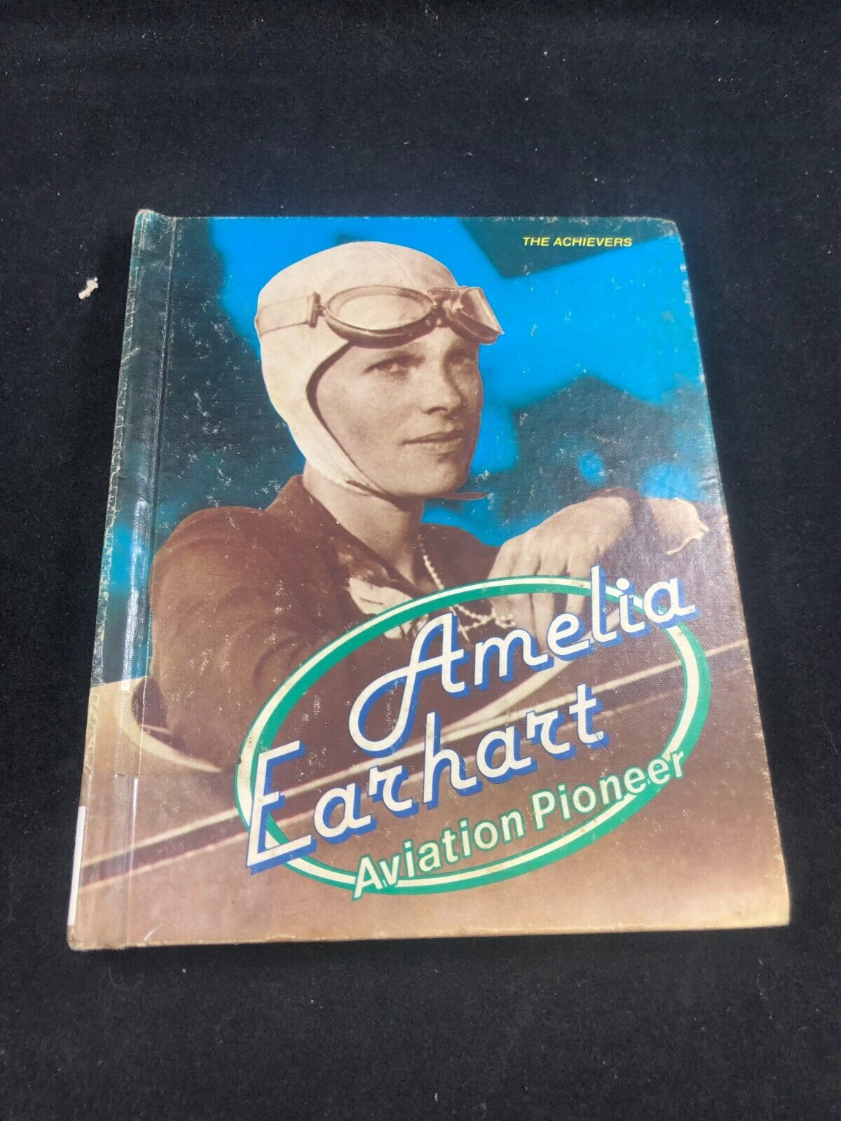 Amelia Earhart aviation pioneer Hardcover by Roxanne Chadwick