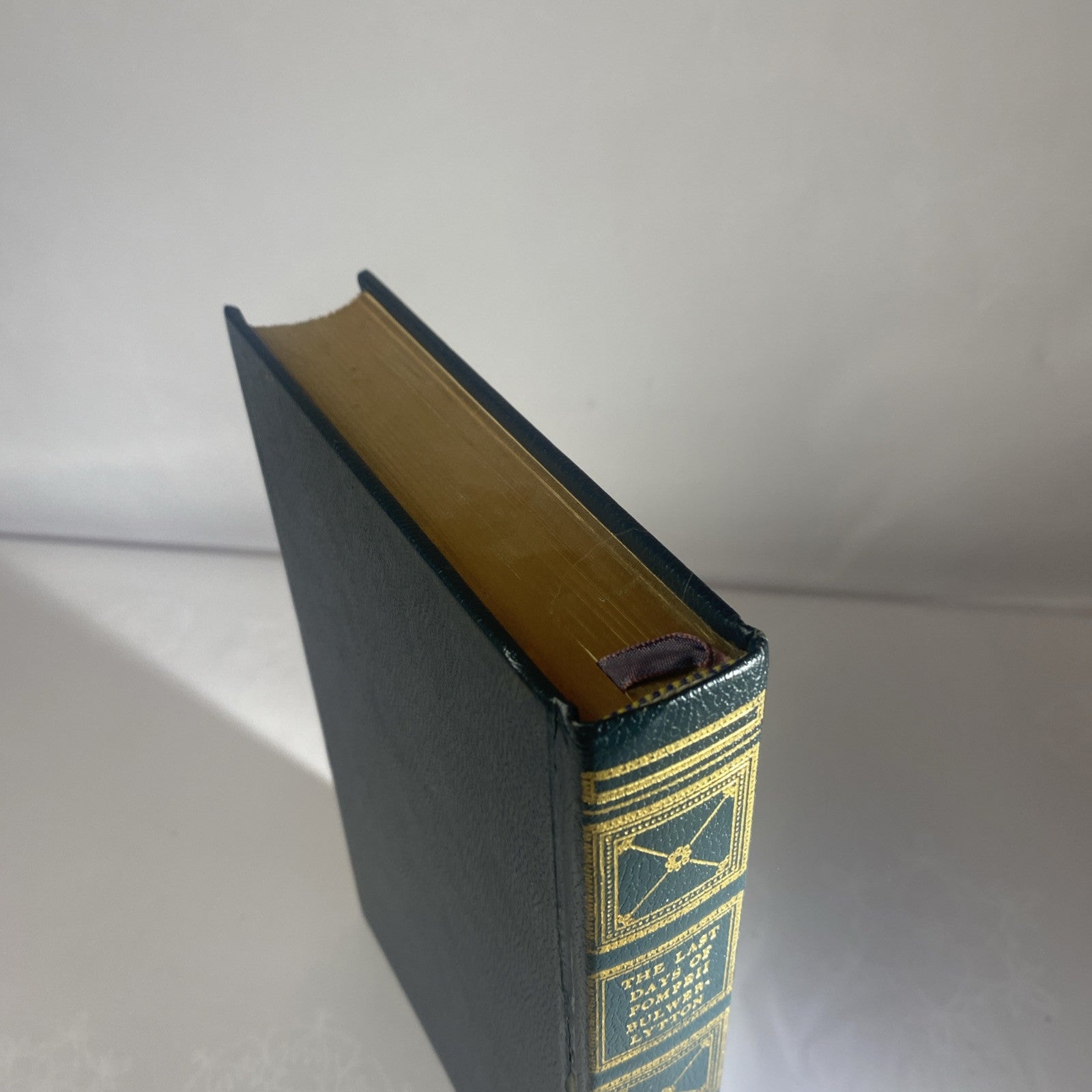 THE LAST DAYS OF POMPEII Edward Bulwer-Lytton International Collector's Library